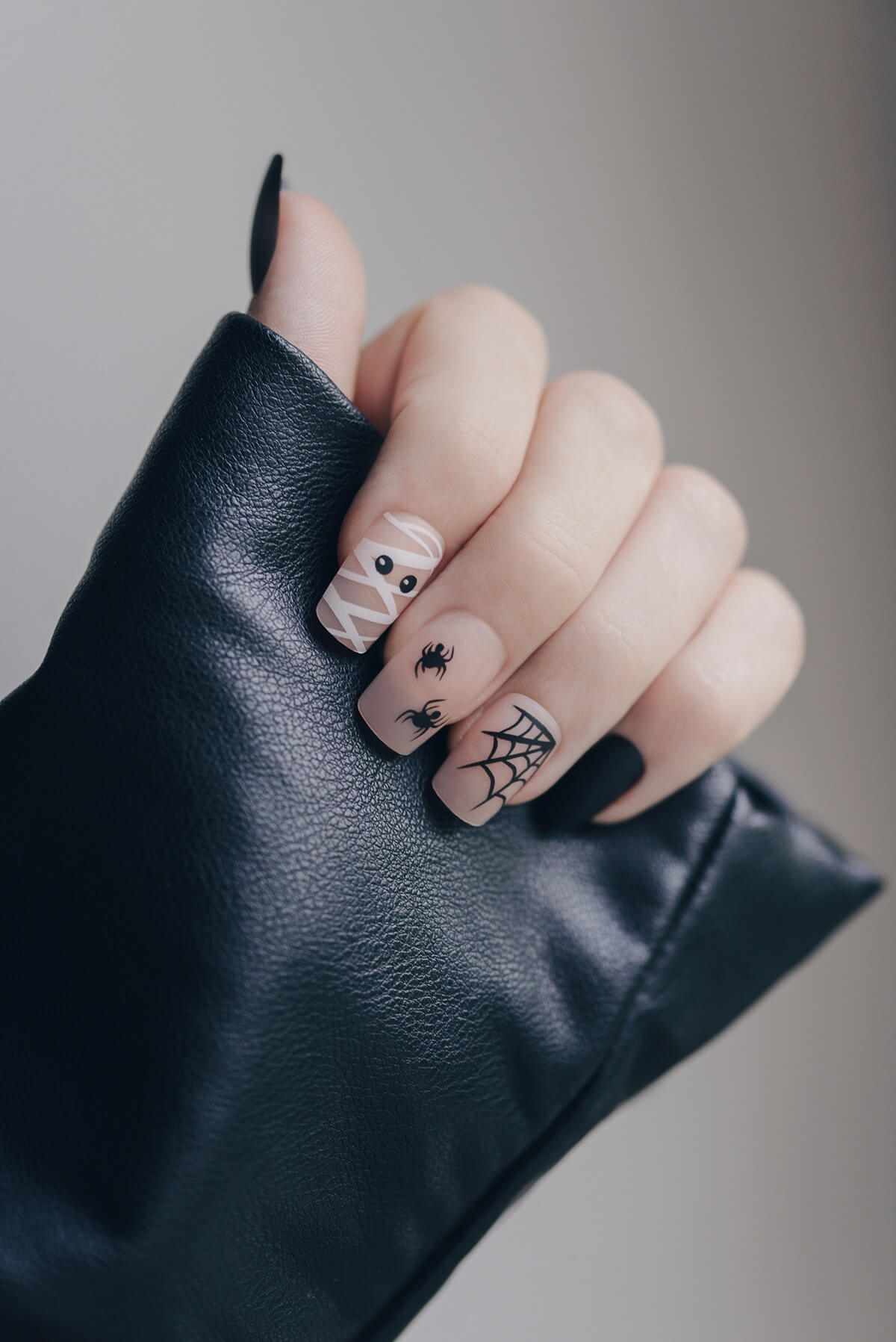 paznokcie_czarne_halloween.jpg