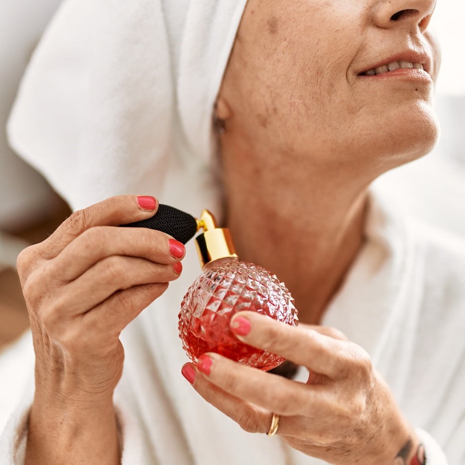 Perfumy dla 60-latki na prezent: jaki zapach wybrać dla dojrzałej kobiety?