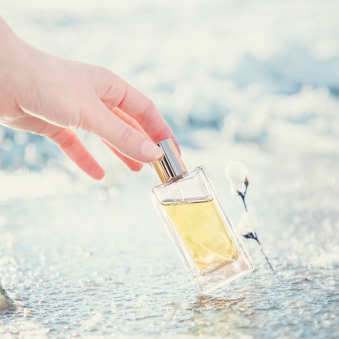 Zimowe perfumy damskie – zmysłowe, intensywne i otulające zapachy na chłodne dni