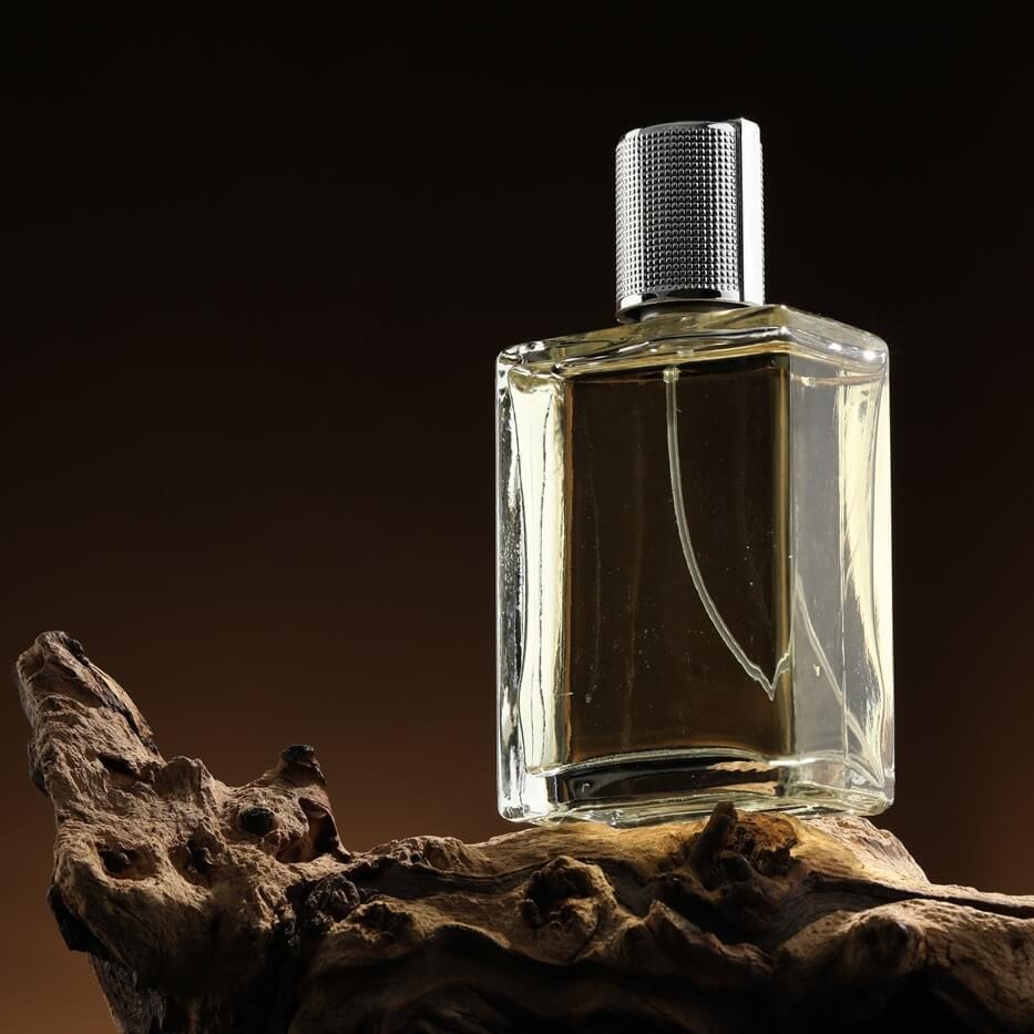 Oud w perfumach – co to jest i dlaczego tak pachnie?