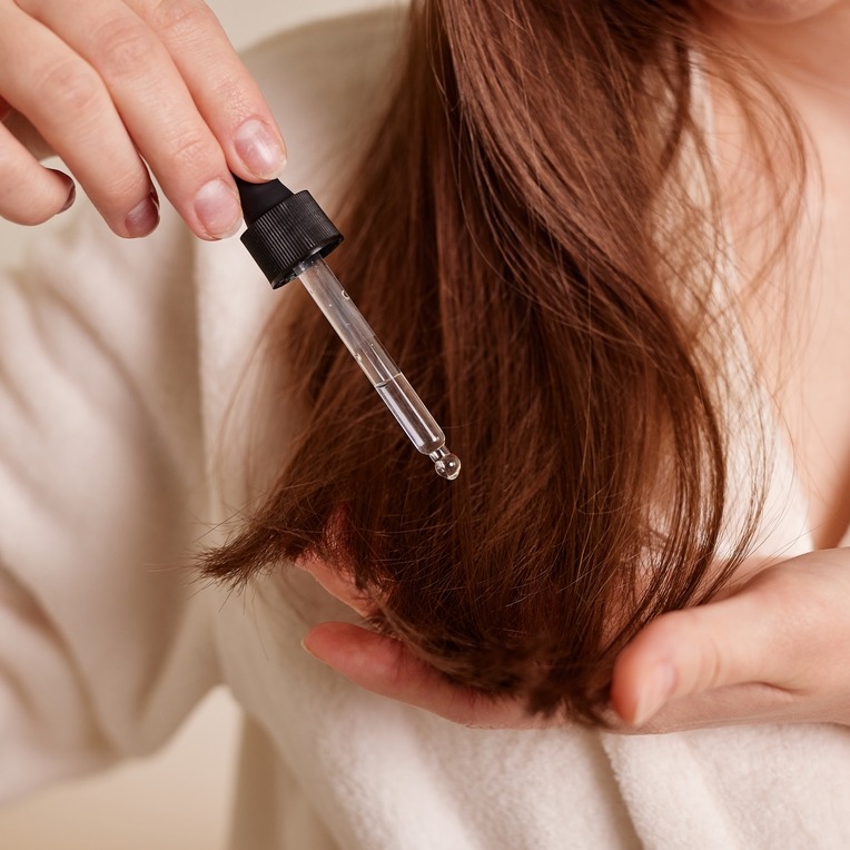 Olej jojoba na włosy – jak działa i jakie są efekty stosowania?