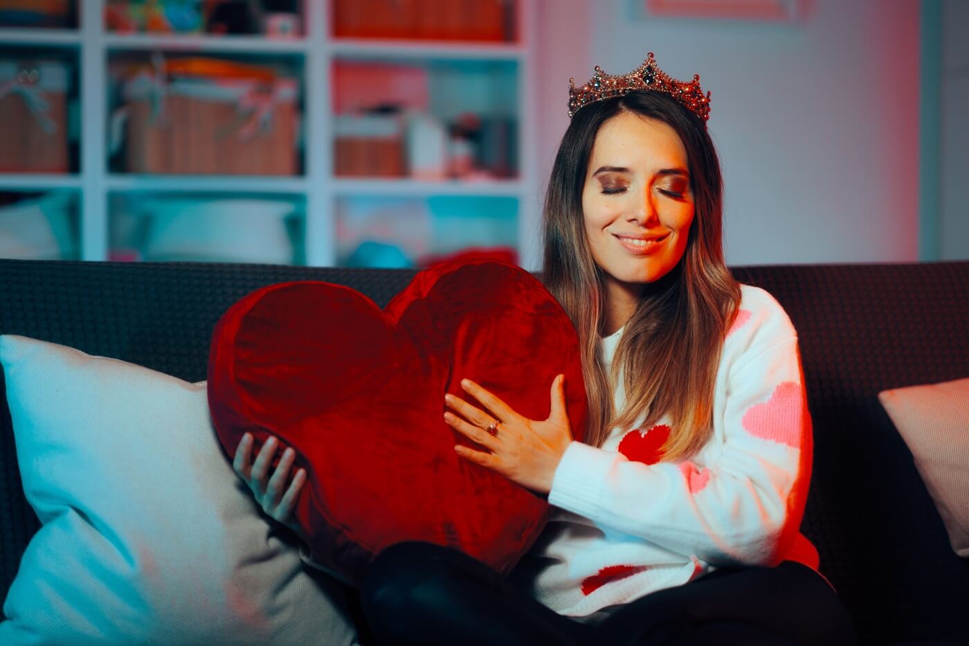 Kobieta przytula poduszkę w kształcie serca podczas walentynek dla singli
