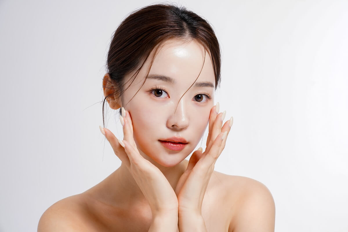 Piękna młoda Koreanka z cloudless skin, czyli cerą bez skaz.