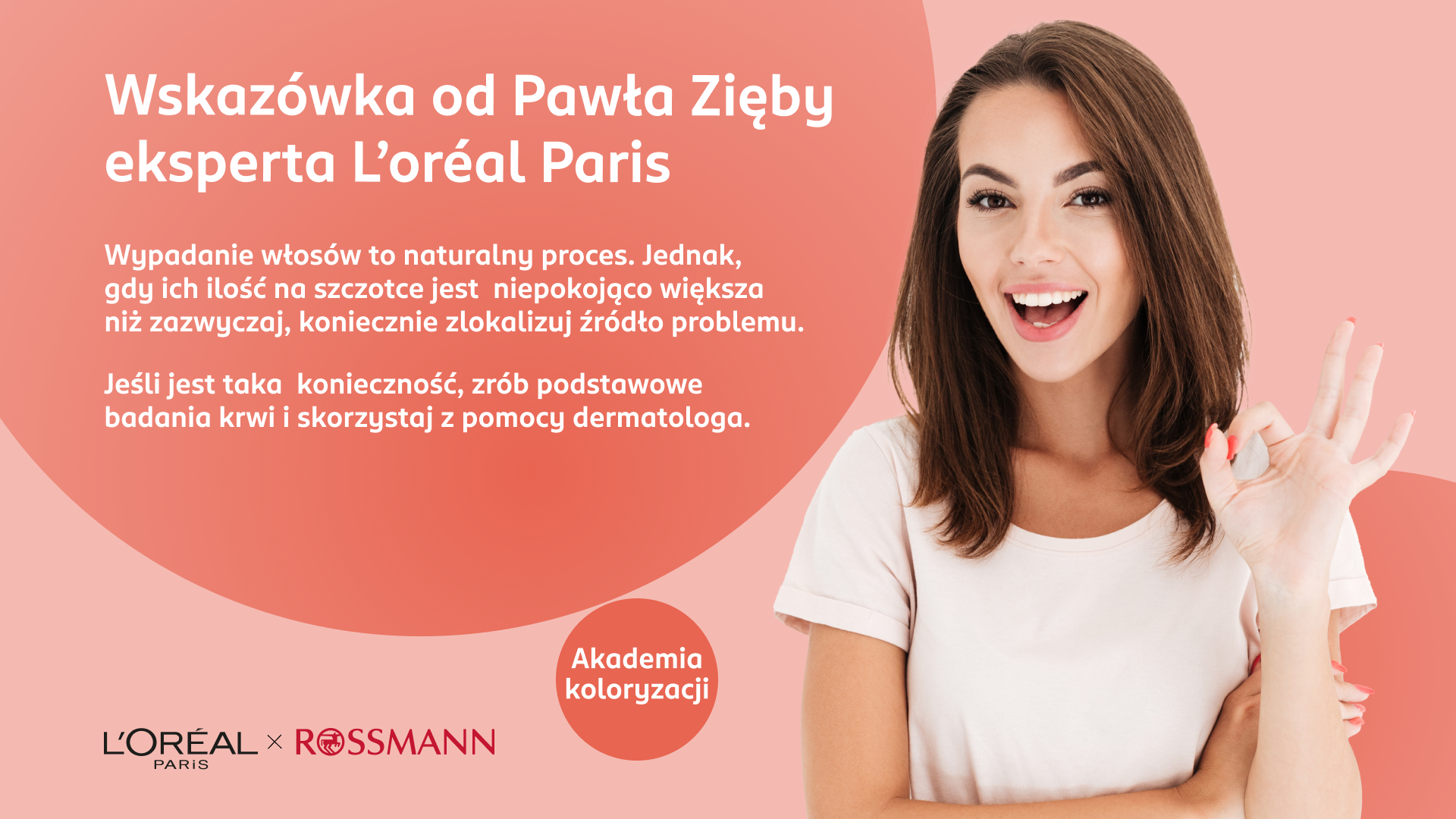 Młoda kobieta uśmiecha się i pokazuje, że podoba jej się przedstawiona wskazówka.