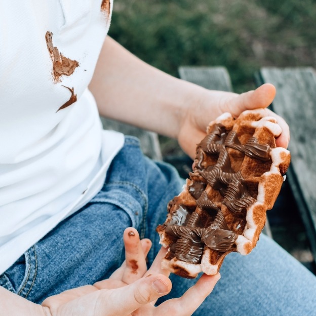 Jak usunąć plamy z czekolady – sprawdzone domowe sposoby