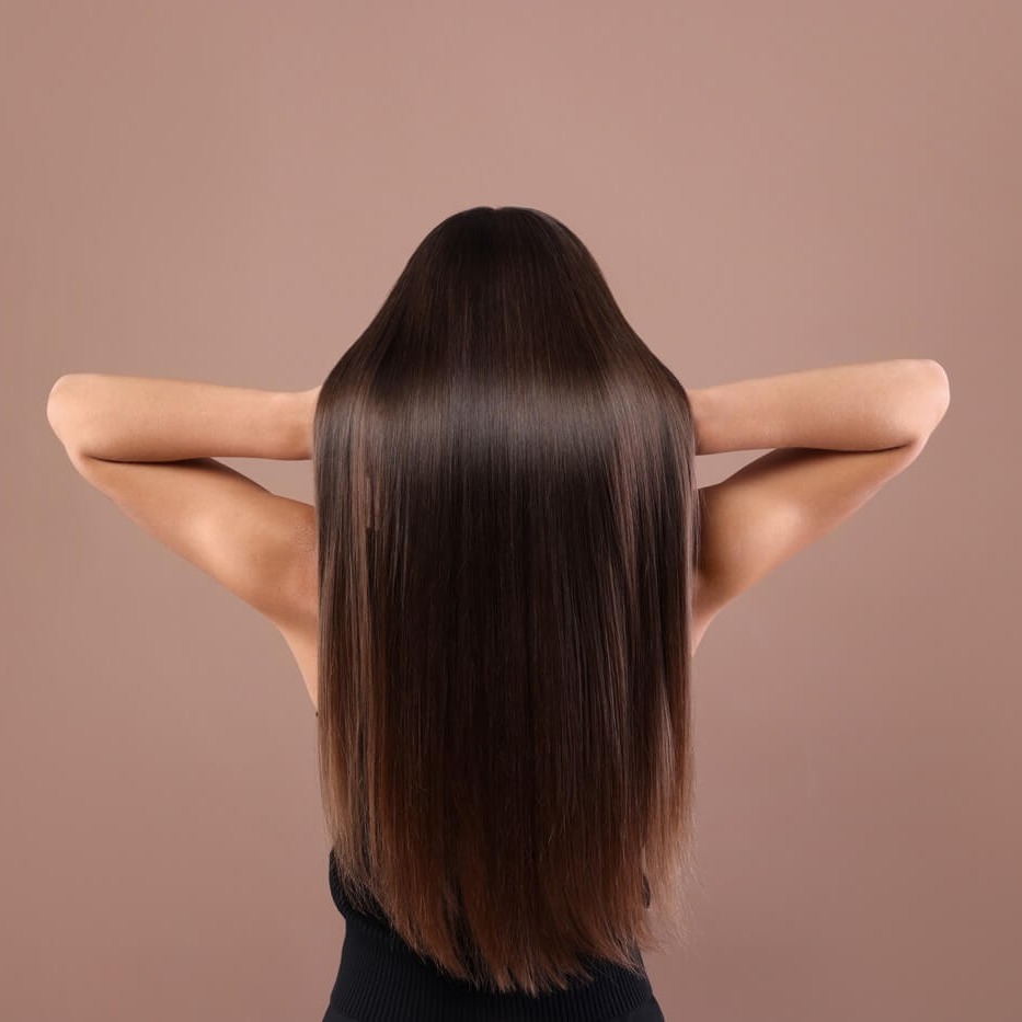 Włosy jak tafla wody – jak uzyskać efekt lustrzanego blasku?