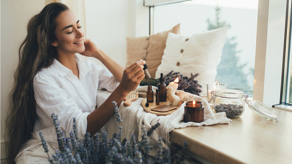 Uśmiechnięta kobieta podczas aromaterapii