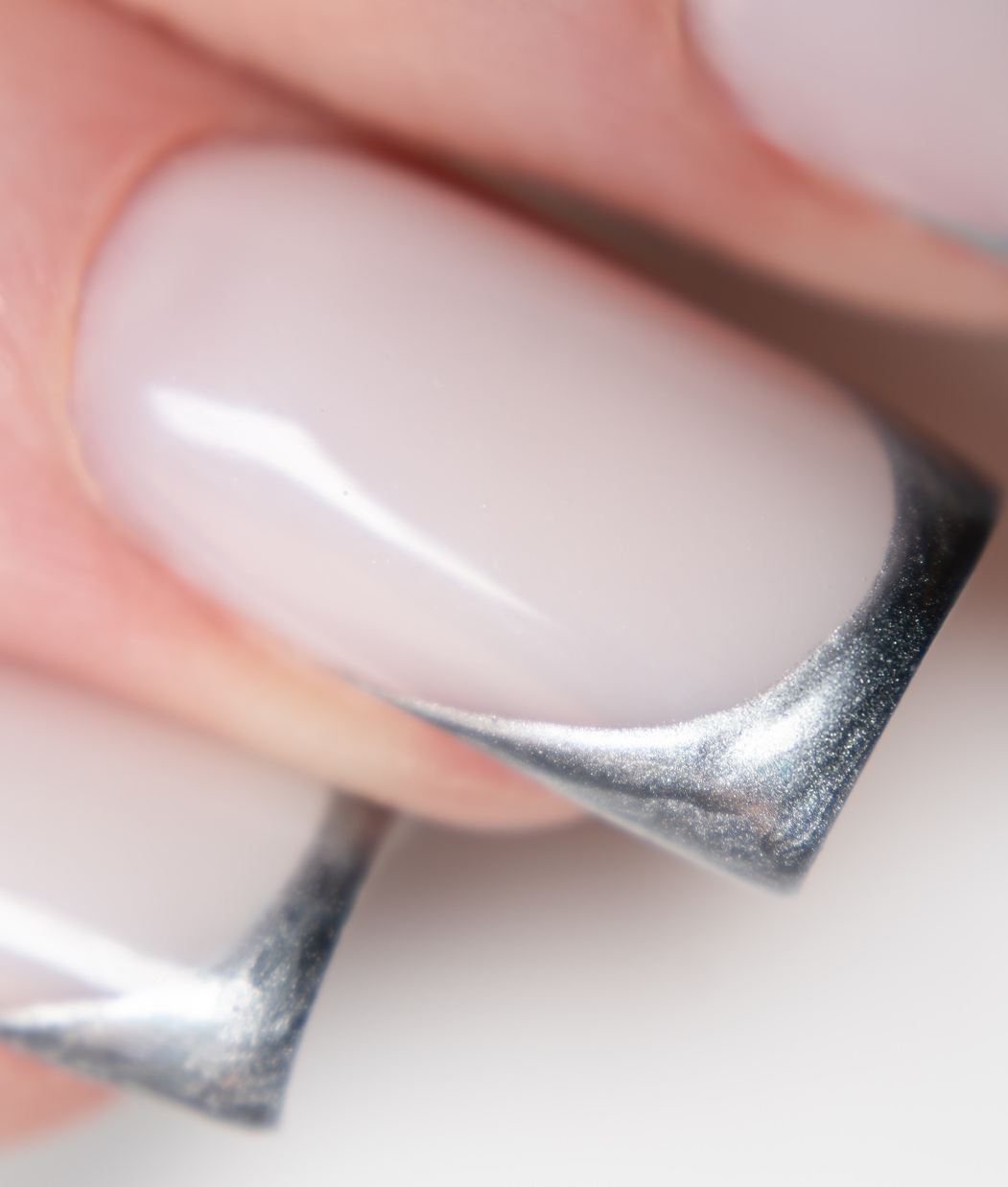 Srebrny french z milky nails