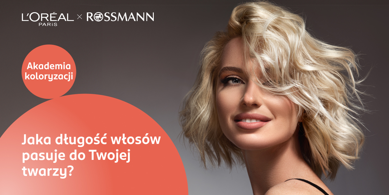 Uśmiechnięta kobieta z krótkimi, falowanymi blond włosami na ciemnym tle