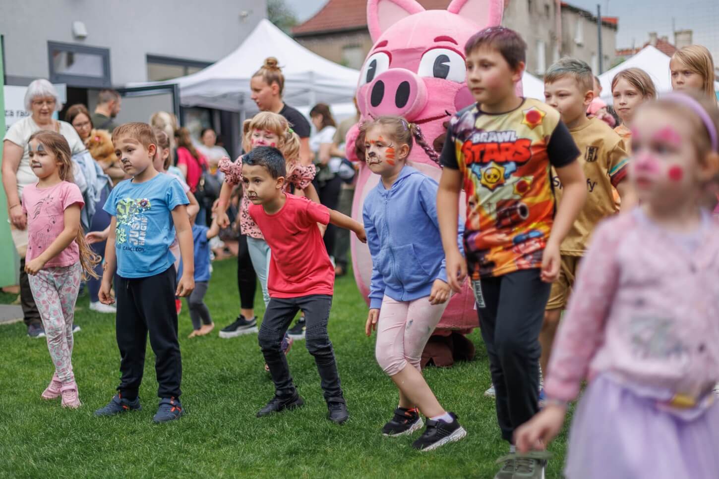 Zabawa taneczna dzieci na piknikach Czyściochowo