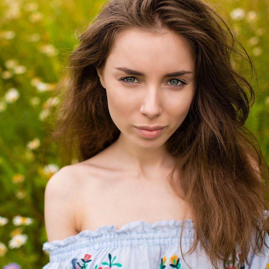 Karmelowy brąz – włosy pełne ciepła i słonecznego charakteru