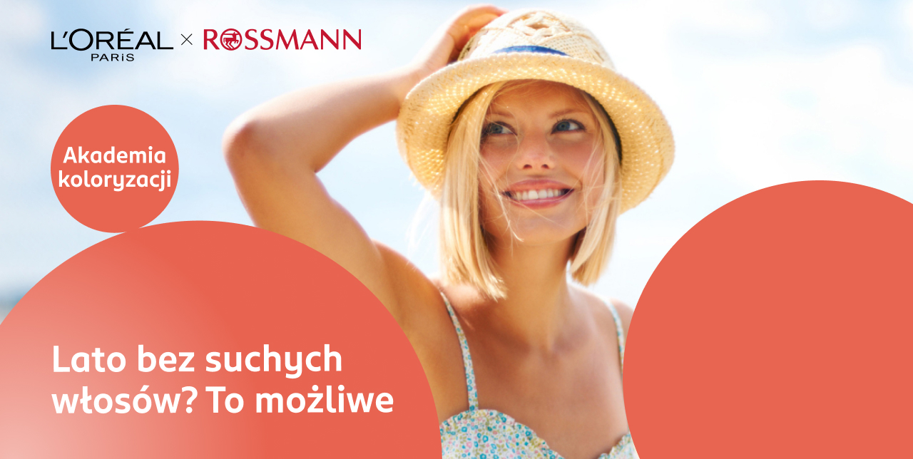 Uśmiechnięta blondynka trzymająca jedną ręką letni kapelusz