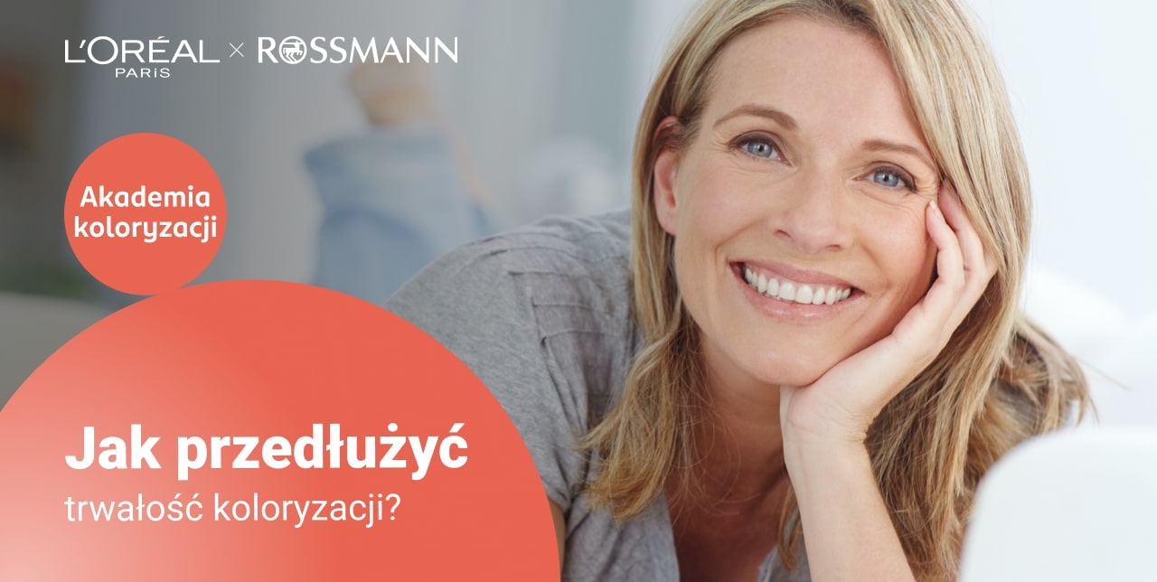 Uśmiechnięta kobieta z blond farbowanymi włosami leży na kanapie i uśmiecha się szeroko