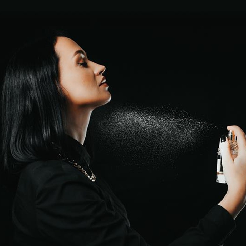 Jak aplikować perfumy, żeby długo pachnieć?