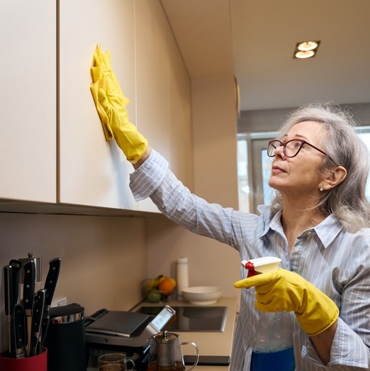 Czym myć szafki kuchenne z tłuszczu – matowe i z połyskiem?