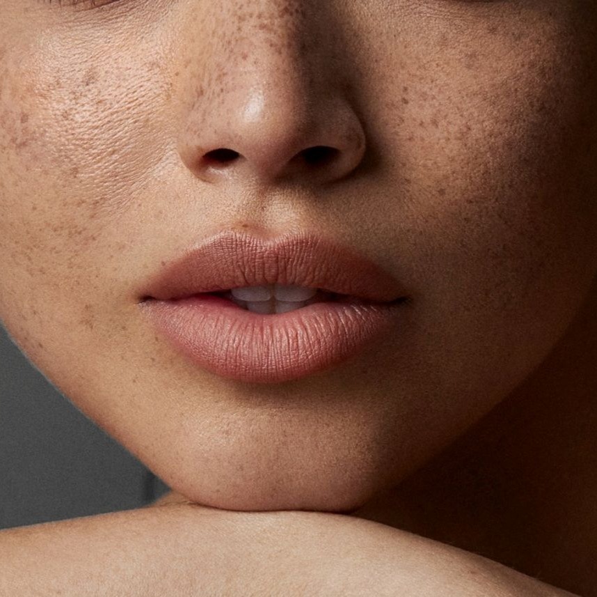 Makijażowy hit, czyli jak zrobić piegi?