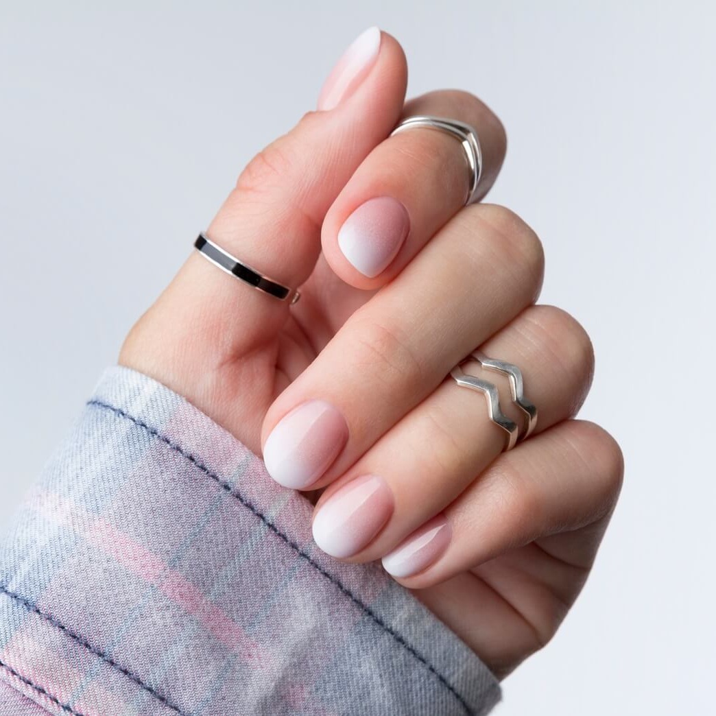 Baby boomer – subtelny, ale efektowny manicure, który nigdy nie wychodzi z mody