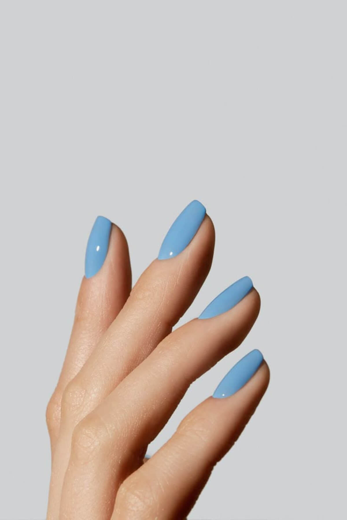Paznokcie w kolorze sky blue na lato