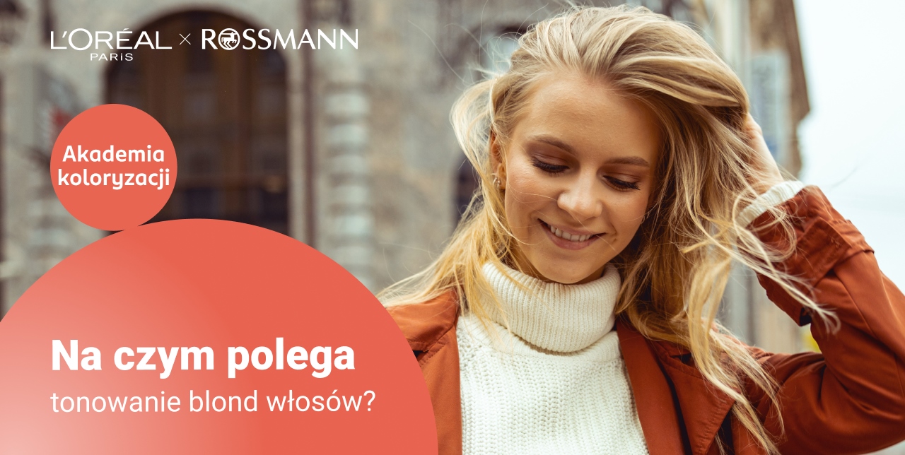 Kobieta przeczesuje swoje włosy palcami i myśli nad zaletami tonowania pasm.