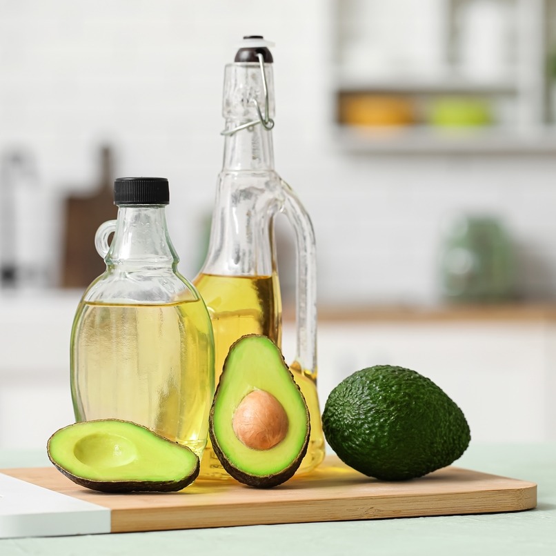 Jak działa olej z awokado na włosy i kiedy warto go stosować?