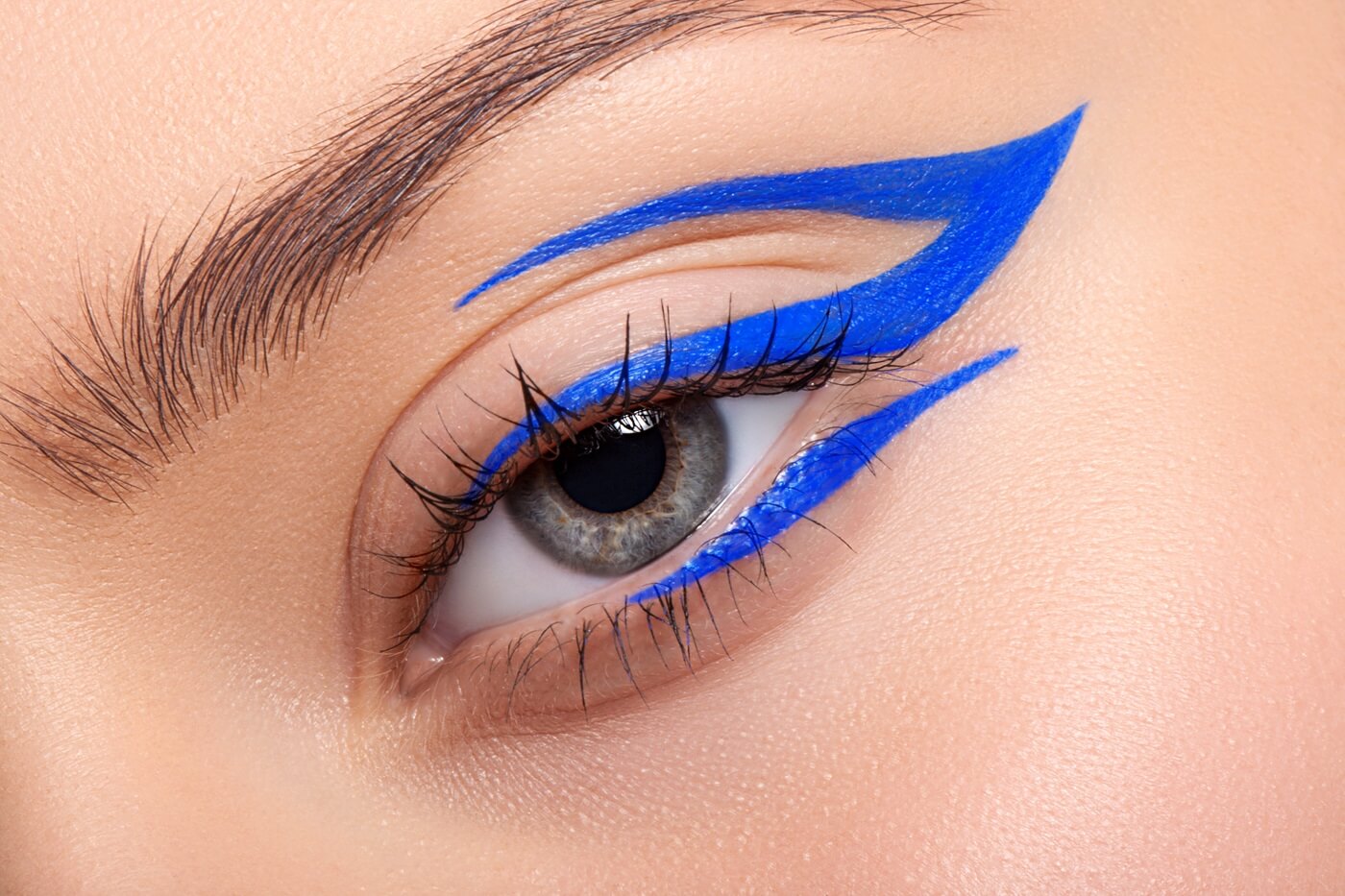 odważna kreska niebieskim eyelinerem