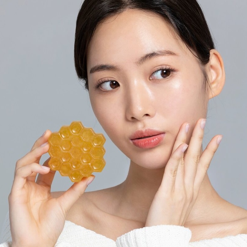 Honey skin – czym jest „miodowa skóra” i jak osiągnąć ten efekt?