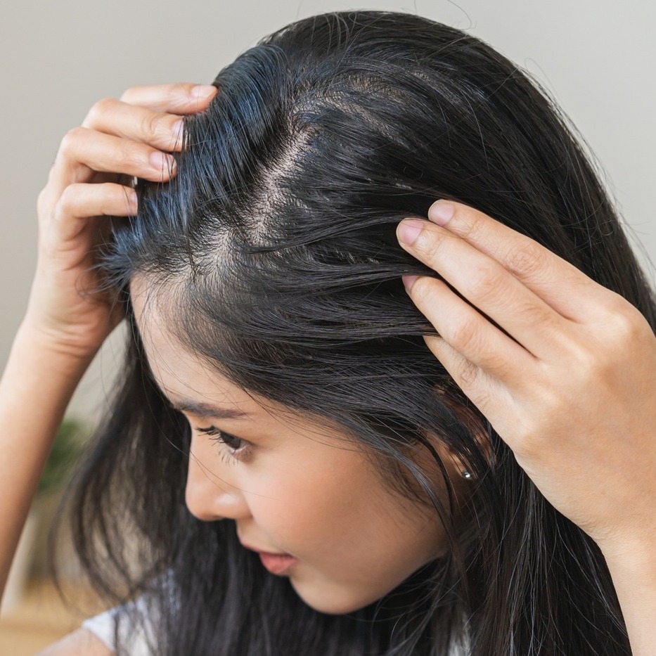 Baby hair – problem czy trend? Jak je ujarzmić lub stylizować? 