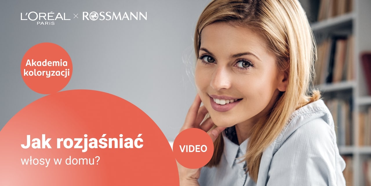 Młoda kobieta z blond włosami po rozjaśnianiu.