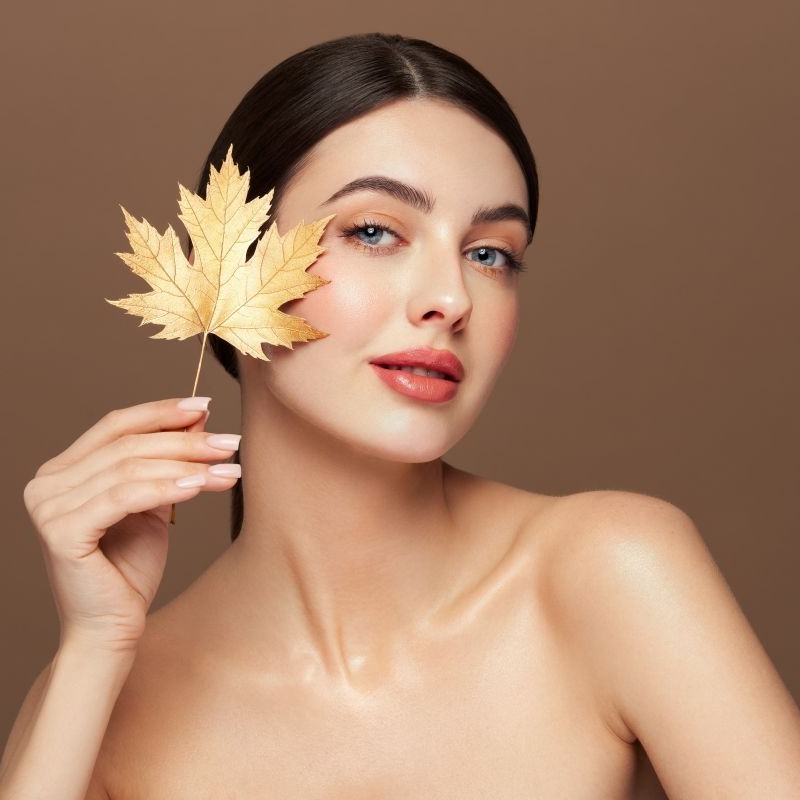 Jesienne kosmetyki – co wybrać na chłodniejsze dni?