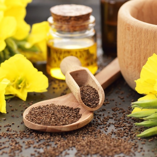 Olej z wiesiołka w pielęgnacji włosów – jak działa i jak go stosować?