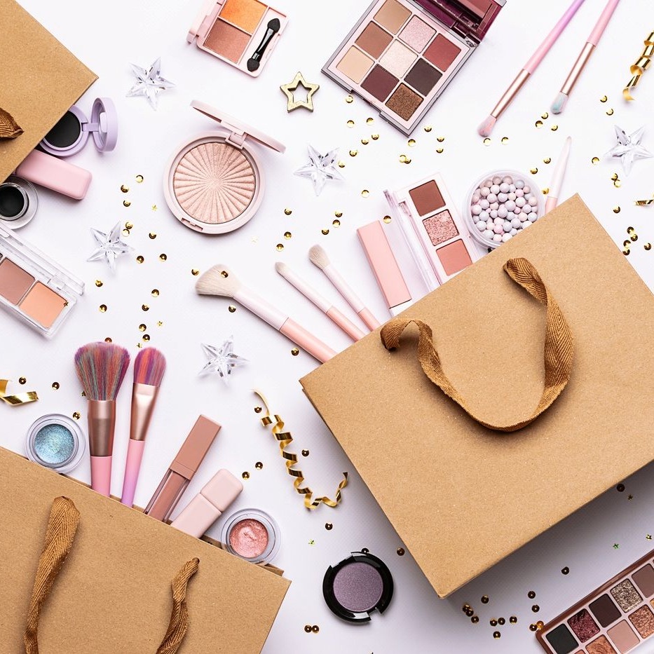 Podaruj piękno: kosmetyczne prezenty dla bliskich