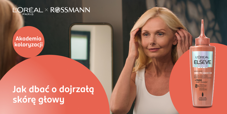 Kobieta w dojrzałym wieku wciera w skórę głowy serum wzmacniające włosy