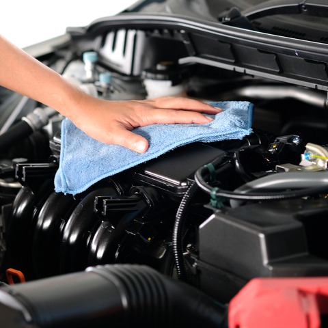 Plamy z oleju silnikowego – jak usunąć domowymi sposobami?