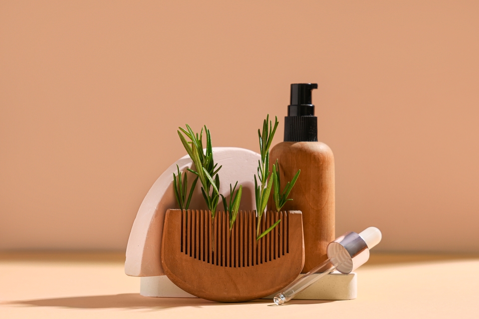 Olejek rozmarynowy, świeży rozmaryn i grzebień do włosów