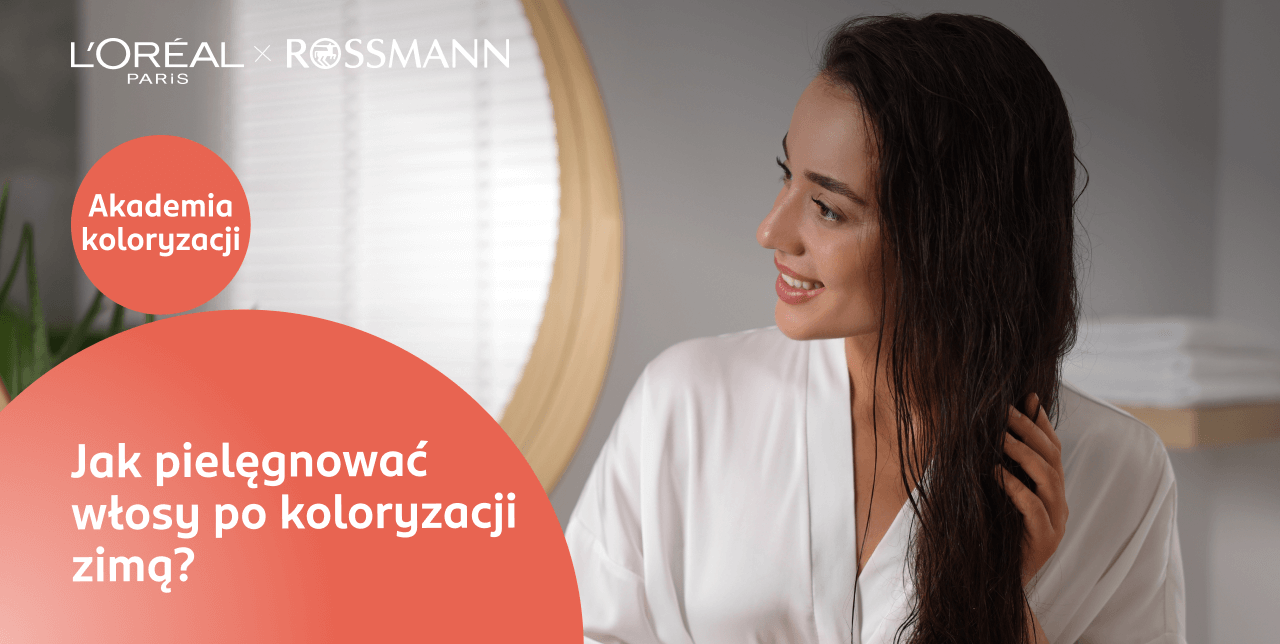 Uśmiechnięta kobieta przed lustrem, rozczesująca włosy i zastanawiająca się, jak dbać o włosy zimą