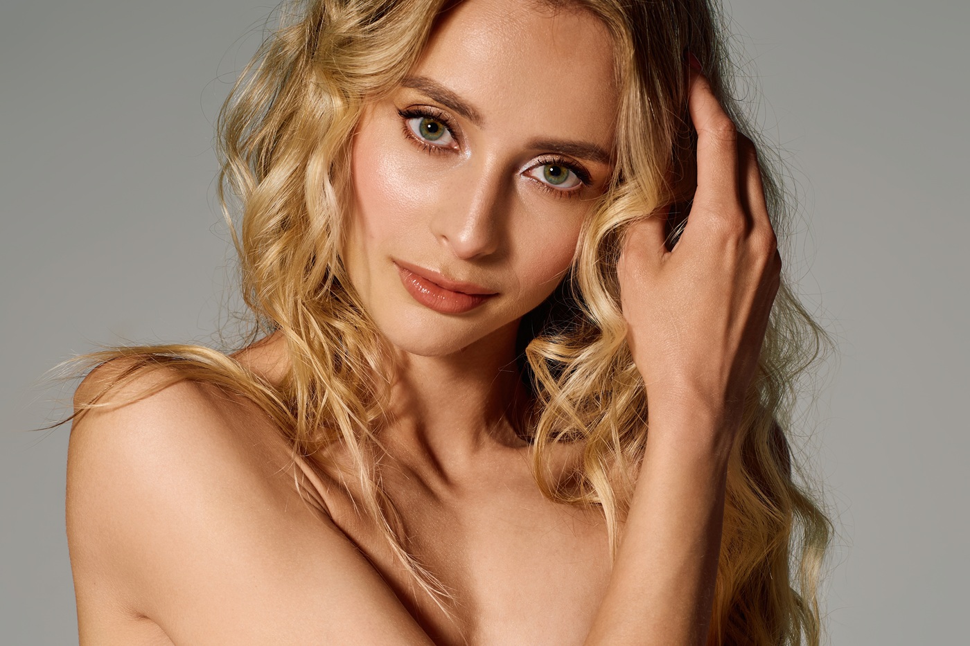 Młoda kobieta w makijażu soft glam