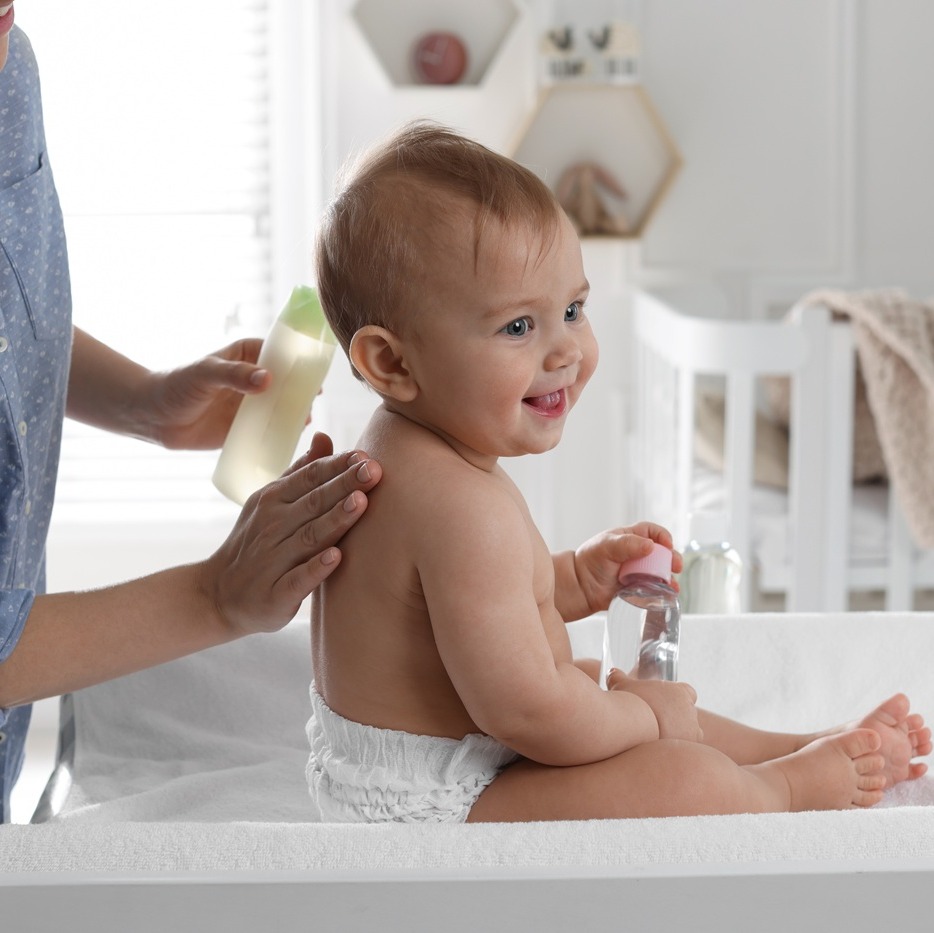 Olej migdałowy dla niemowląt – jak działa, kiedy stosować i na co uważać