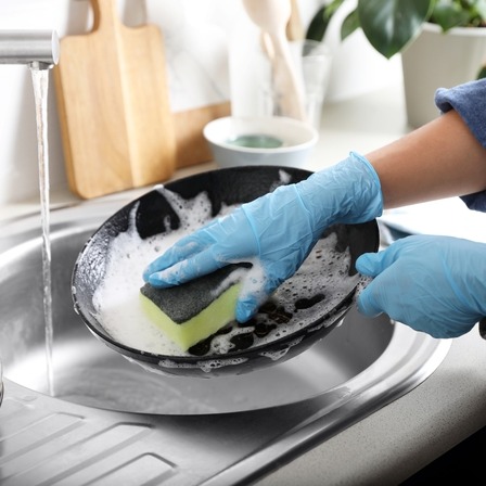 Jak skutecznie wyczyścić przypaloną patelnię?