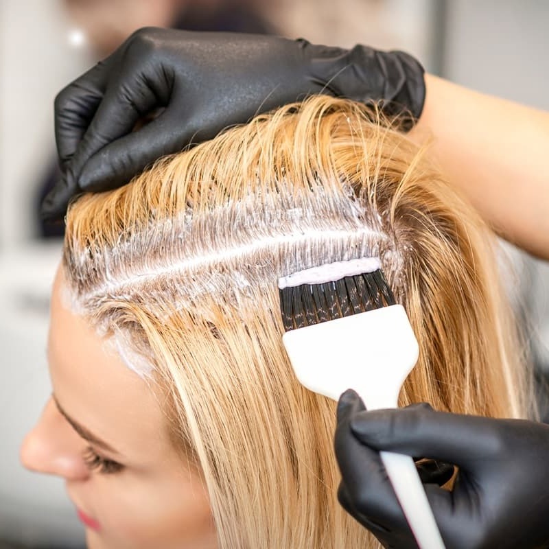 Domowe farbowanie odrostów – jak zrobić to dobrze?