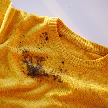 Jak usunąć niedoprane plamy z błota?