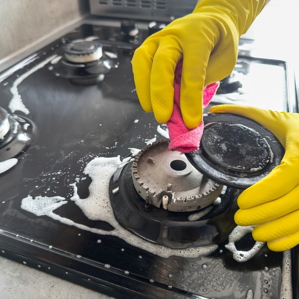 Czym wyczyścić przypalone palniki kuchenki gazowej?