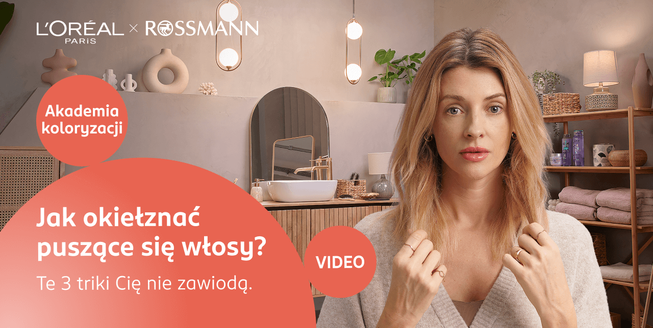 Jak okiełznać puszące się włosy? Kobieta stoi w łazience, trzyma dłońmi za blond włosy, które są spuszone