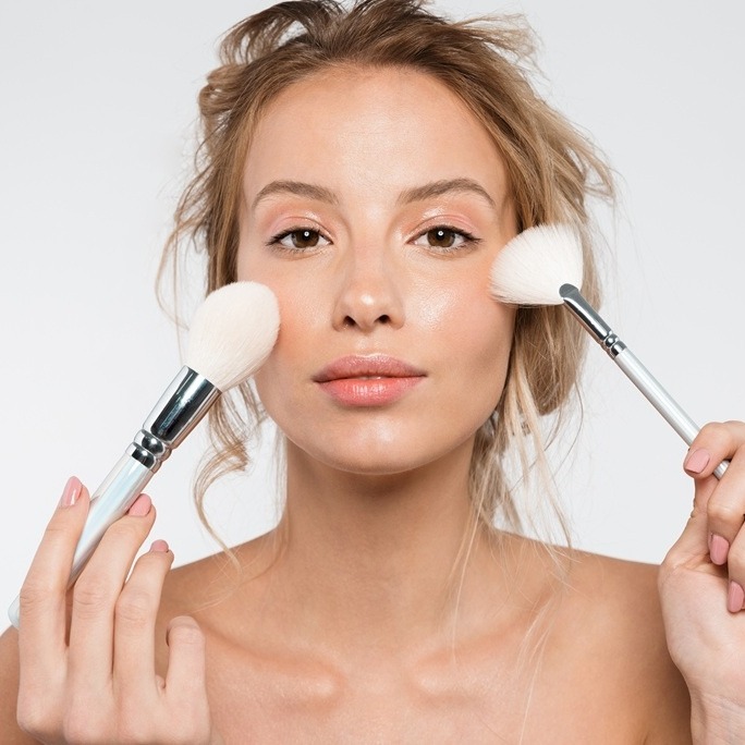 Jak nakładać bronzer? Sprawdzone triki na perfekcyjny makijaż 