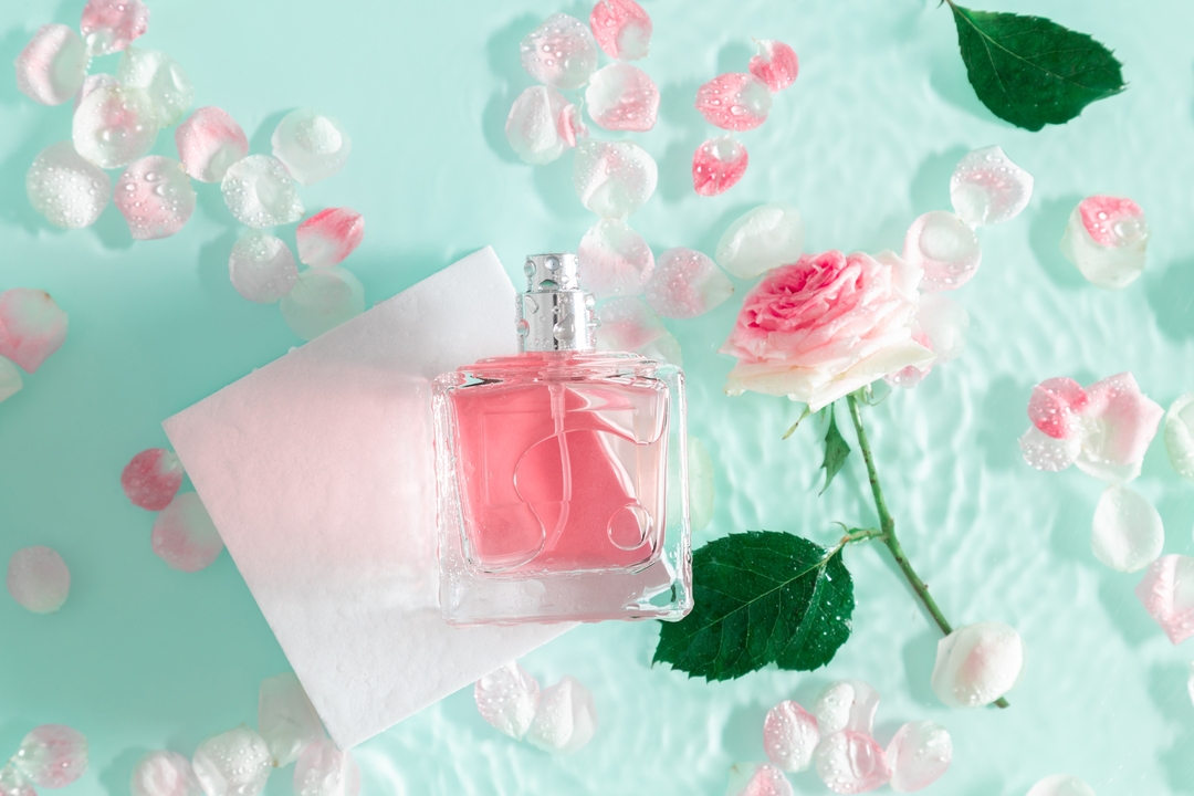 Flakonik różanych perfum