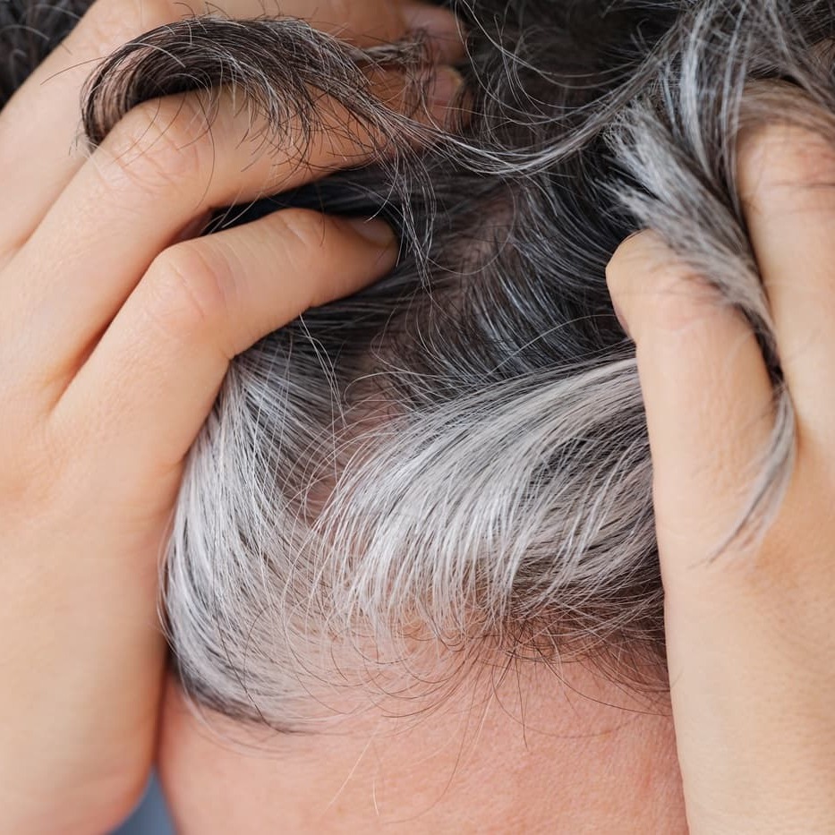 Jak radzić sobie z siwymi odrostami przy ciemnych włosach?