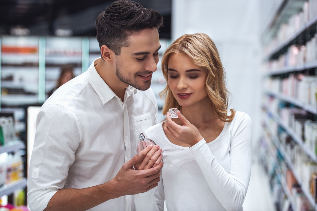Kobieta i mężczyzna wybierają perfumy w perfumerii