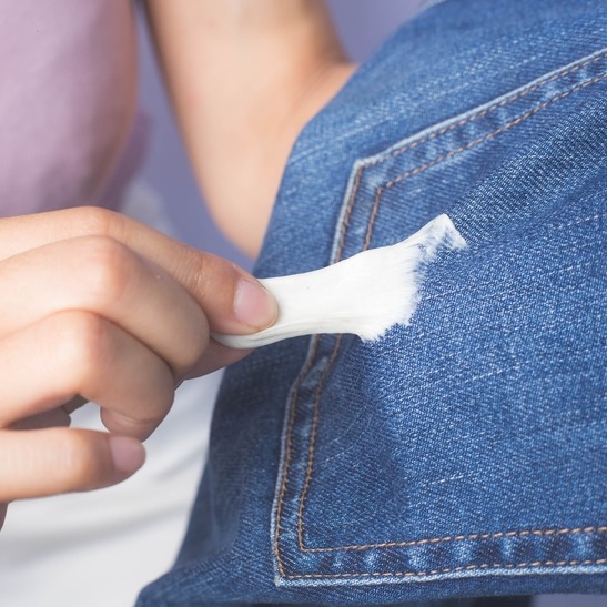 Jak usunąć gumę z ubrania – domowe sposoby