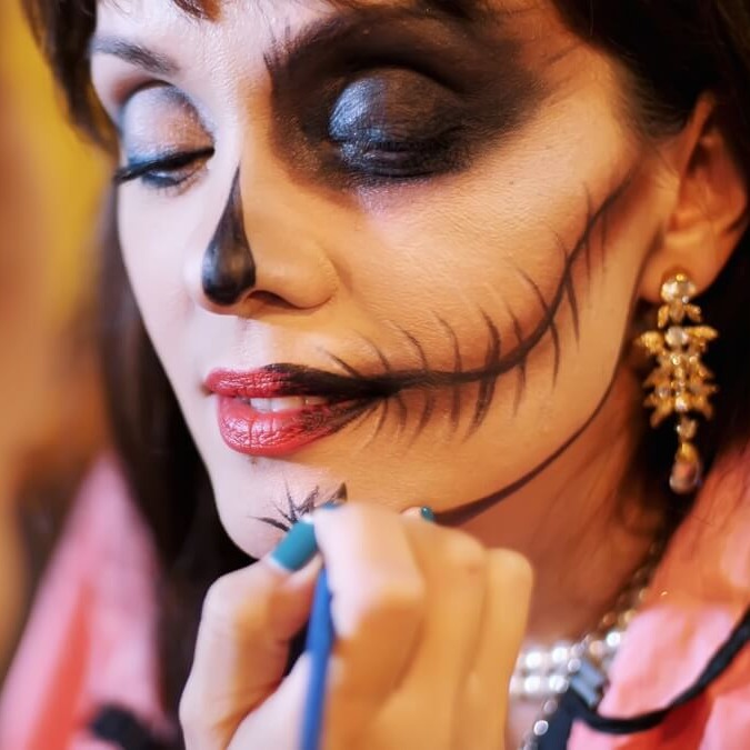 Od czarownicy po wampira – poznaj pomysły na halloweenowy makijaż z charakterem