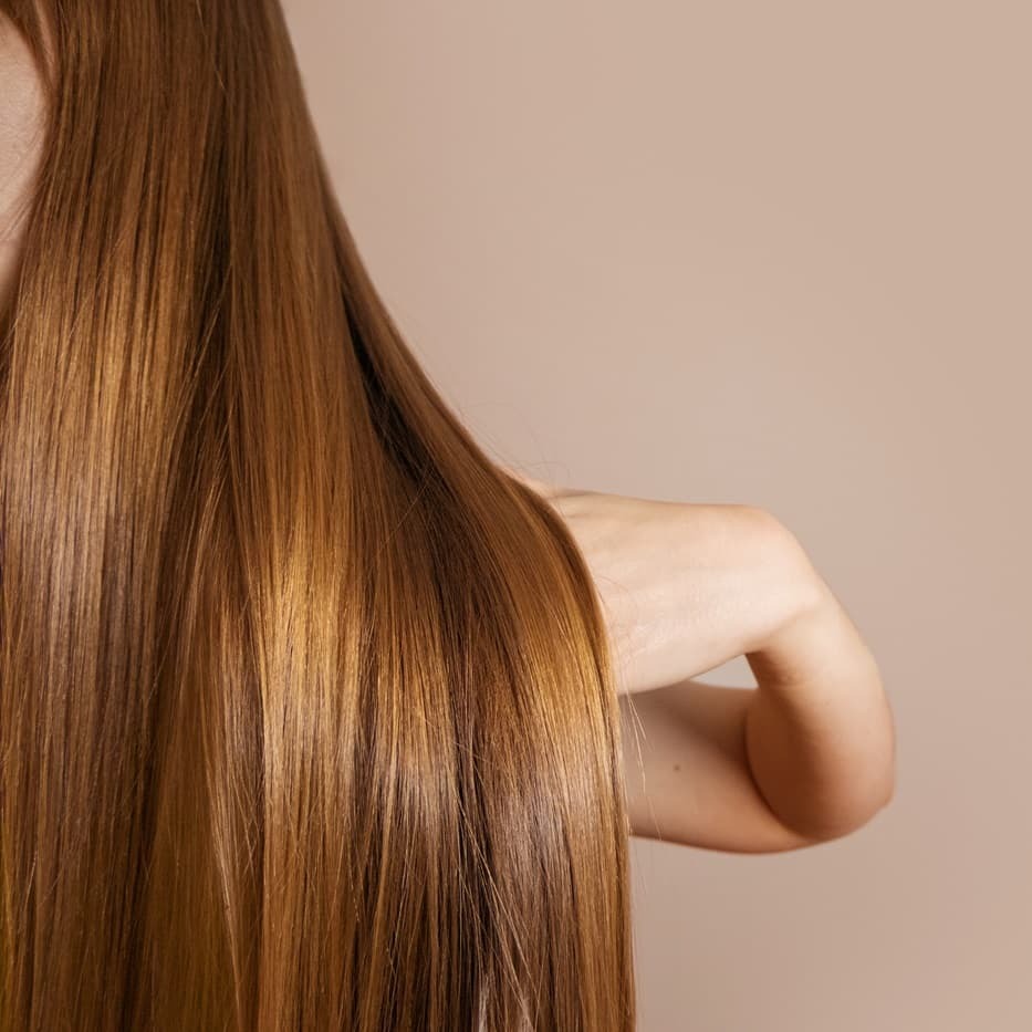 Kwas hialuronowy na włosy – jak działa i jak go stosować? Praktyczne wskazówki