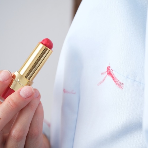 Czym zmyć szminkę z ubrania – domowe sposoby